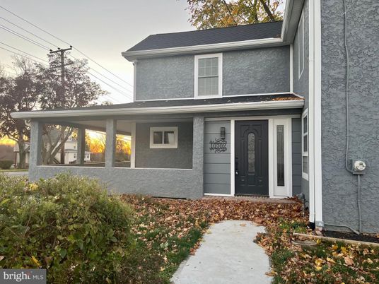 Exterior, Facade, American Foursquare