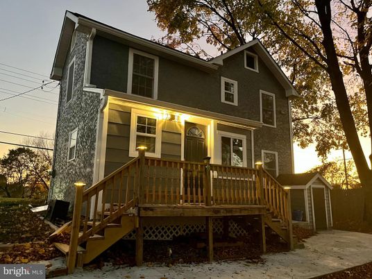 Exterior, Facade, American Foursquare