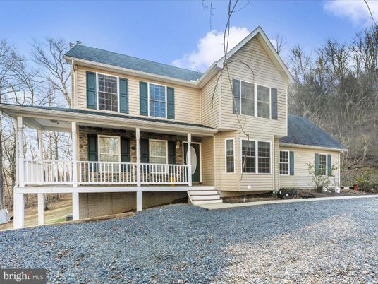 Exterior, Facade, Farmhouse
