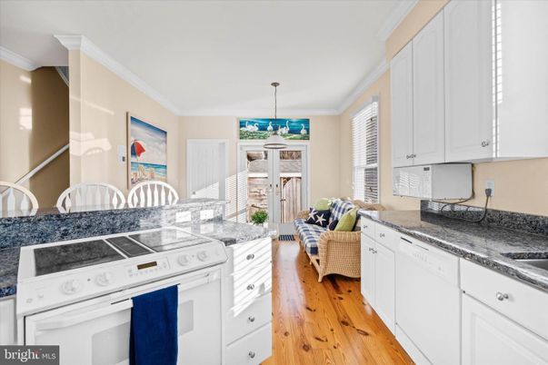 Interior, Kitchen, Living room, Pendant Lights, Wood Texture Flooring