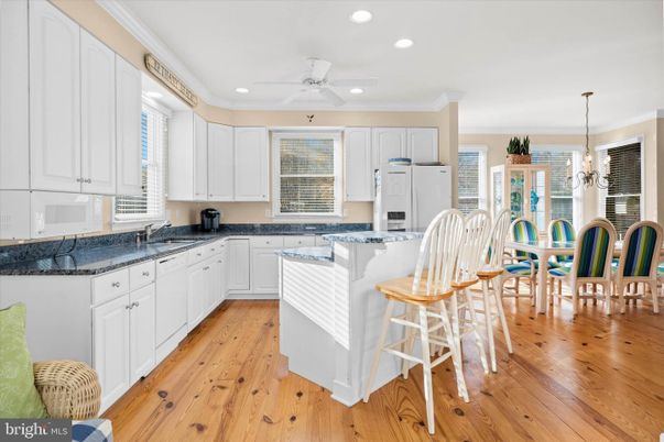 Dining room, Interior, Kitchen, Pendant Lights, Recessed Lighting, Wood Texture Flooring