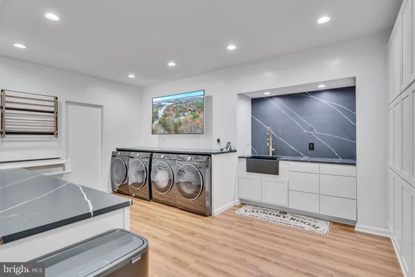 Interior, Recessed Lighting, Washer, Wood Texture Flooring