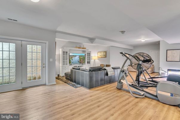 Fitness Equipment, Interior, Living room, Recessed Lighting, Wood Texture Flooring