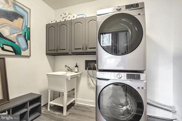 Interior, Utility Closets, Washer, Wood Texture Flooring