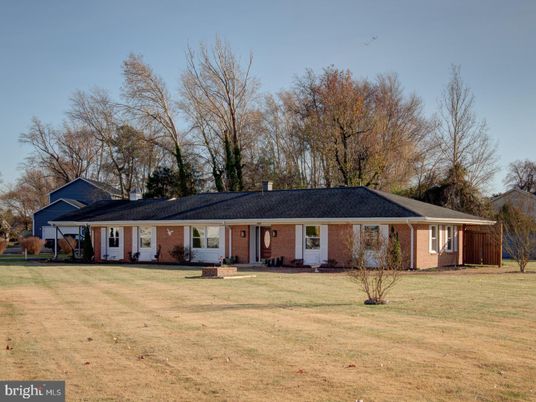 Backyard, Exterior, Facade, Brick Facade, Ranch