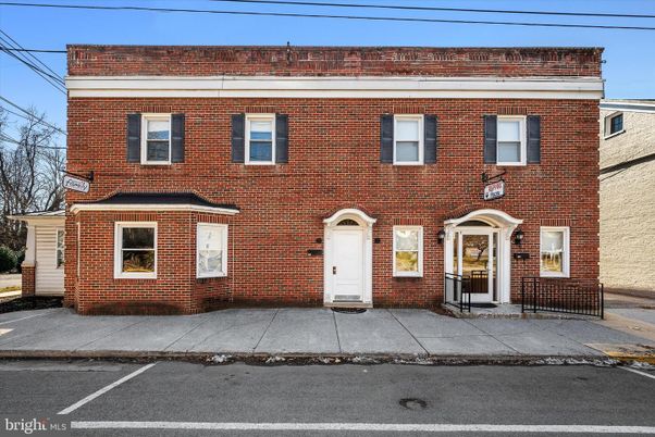 Exterior, Facade, Brick Facade, Georgian