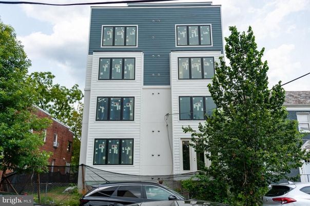 Exterior, Facade, Rowhouse