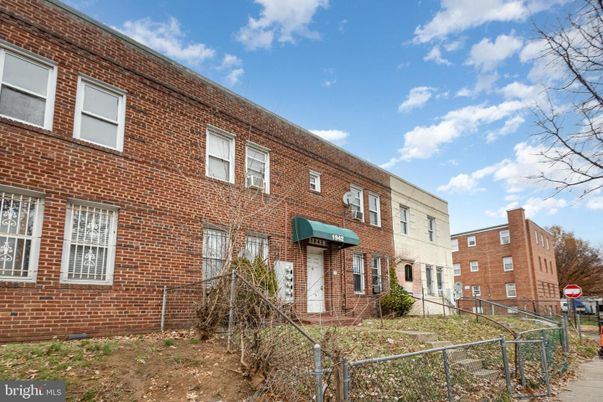 Exterior, Facade, Brick Facade, Rowhouse