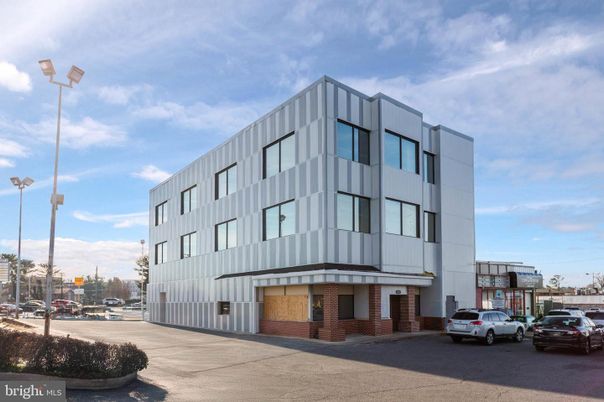 Exterior, Facade, Modern