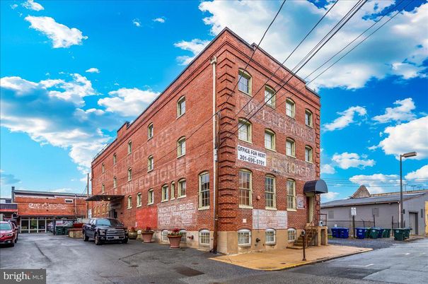 Exterior, Facade, Brick Facade, Chicago School