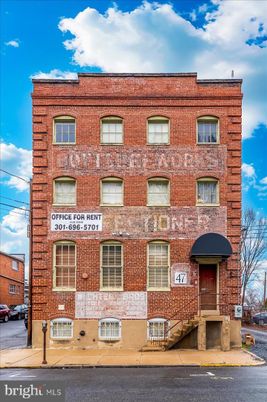 Exterior, Facade, Brick Facade, Rowhouse