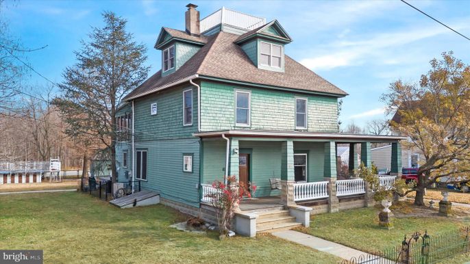 Backyard, Exterior, Facade, American Foursquare