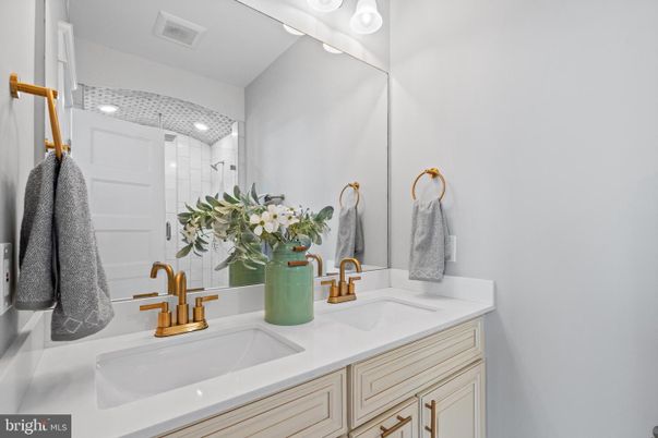 Bathroom, Dual Sink Vanities, Interior