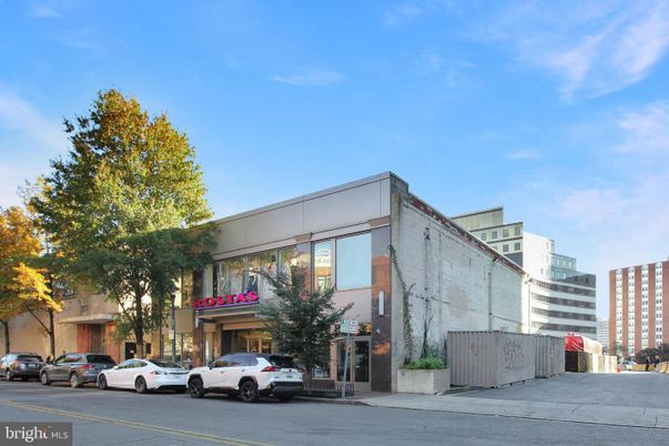 Exterior, Facade, Modern
