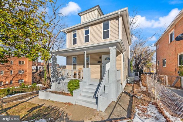 Exterior, Facade, American Foursquare