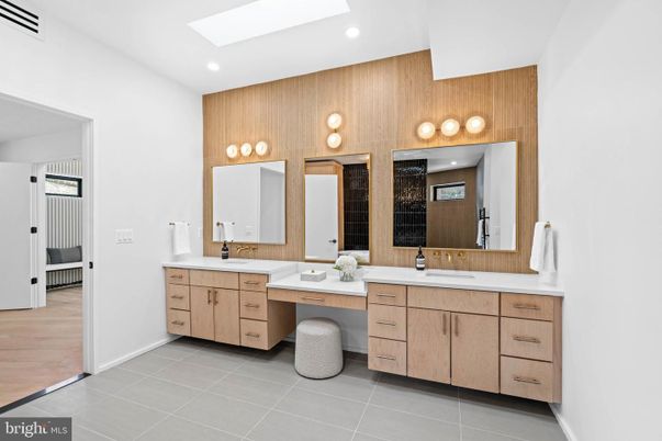 Bathroom, Dual Sink Vanities, Interior, Recessed Lighting