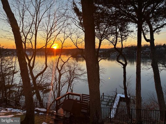 Exterior, Lake