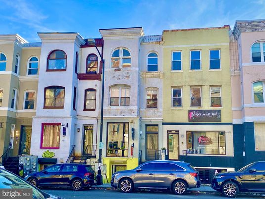 Exterior, Facade, Rowhouse