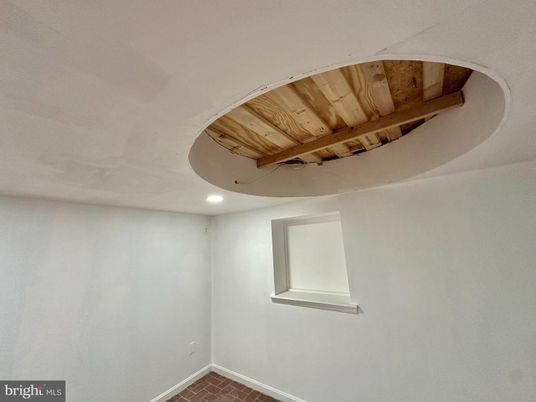 Empty room, Interior, Recessed Lighting, Wooden Beams, Wooden Ceilings