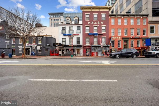 Exterior, Facade, Rowhouse