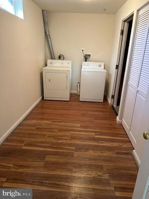 Interior, Washer, Wood Texture Flooring
