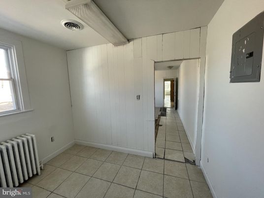 Empty room, Interior