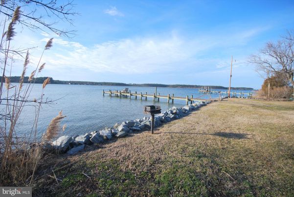 Exterior, Lake