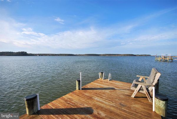 Exterior, Lake