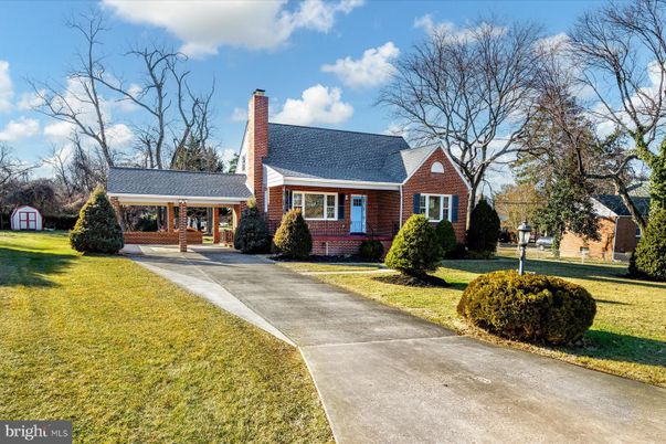 Exterior, Facade, Brick Facade, Cape Cod