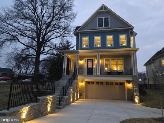 Attached, Exterior, Facade, Queen Anne Victorian