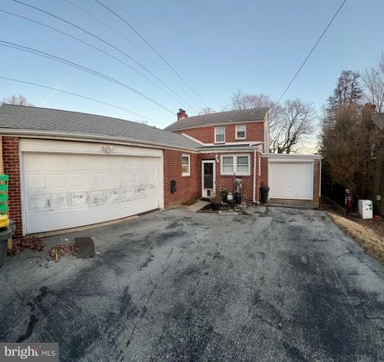 Attached, Exterior, Facade, Brick Facade, Cape Cod