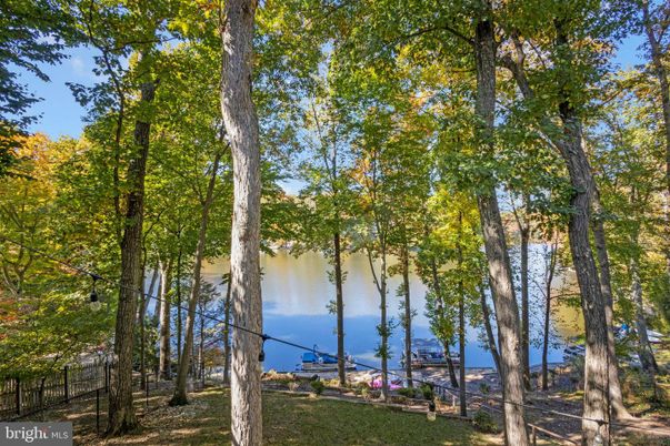 Exterior, Lake