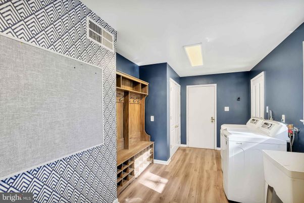 Interior, Washer, Wood Texture Flooring