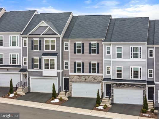 Attached, Exterior, Facade, Rowhouse