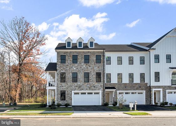 Attached, Exterior, Facade, Rowhouse