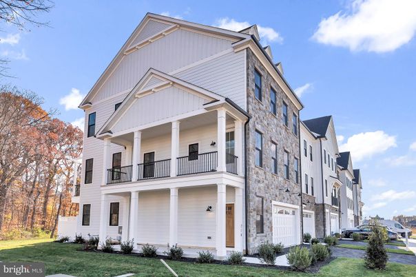 Attached, Exterior, Facade, Farmhouse