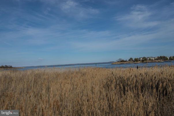 Exterior, Lake