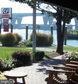 Exterior, Lake