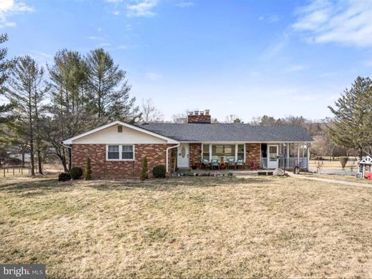 Backyard, Exterior, Facade, Brick Facade, Ranch