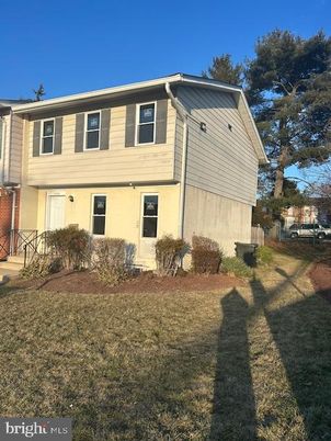 Exterior, Facade, Raised Ranch