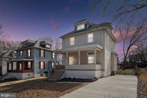 Exterior, Facade, American Foursquare