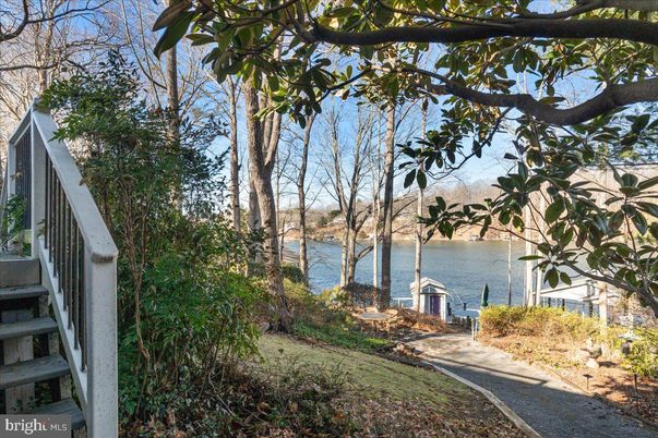 Exterior, Lake