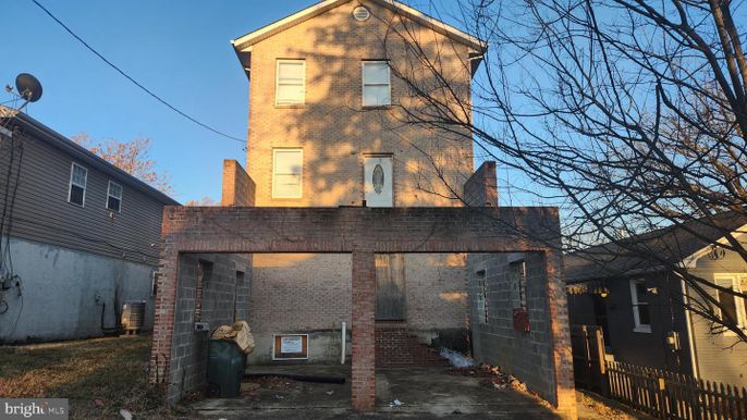 Attached, Exterior, Facade, Brick Facade, Rowhouse