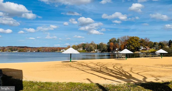 Exterior, Lake