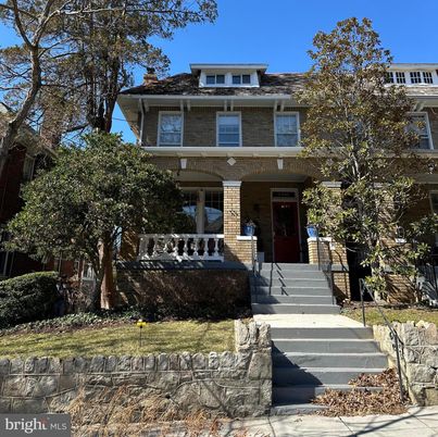 Exterior, Facade, American Foursquare