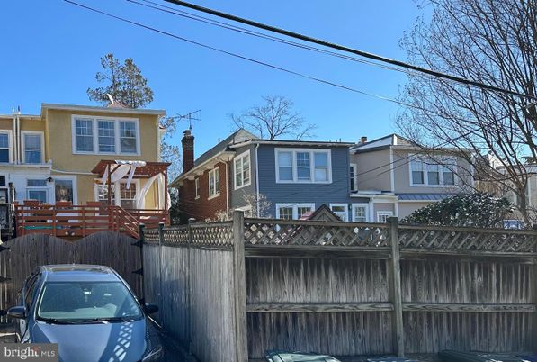 Exterior, Facade, Rowhouse