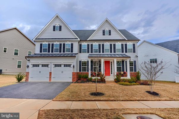 Attached, Exterior, Facade, Farmhouse