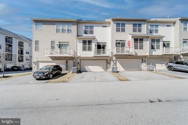 Attached, Exterior, Facade, Rowhouse