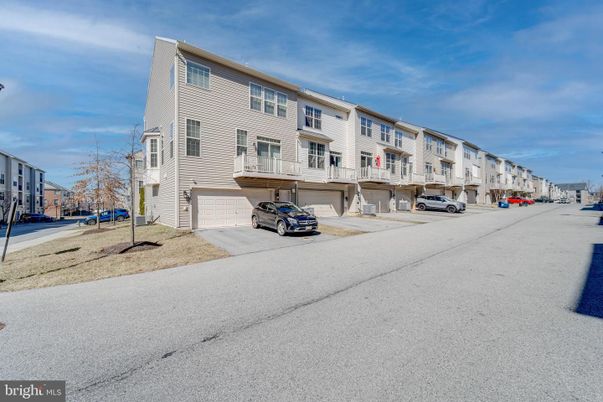 Attached, Exterior, Facade, Rowhouse
