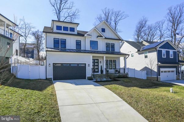 Attached, Exterior, Facade, Farmhouse